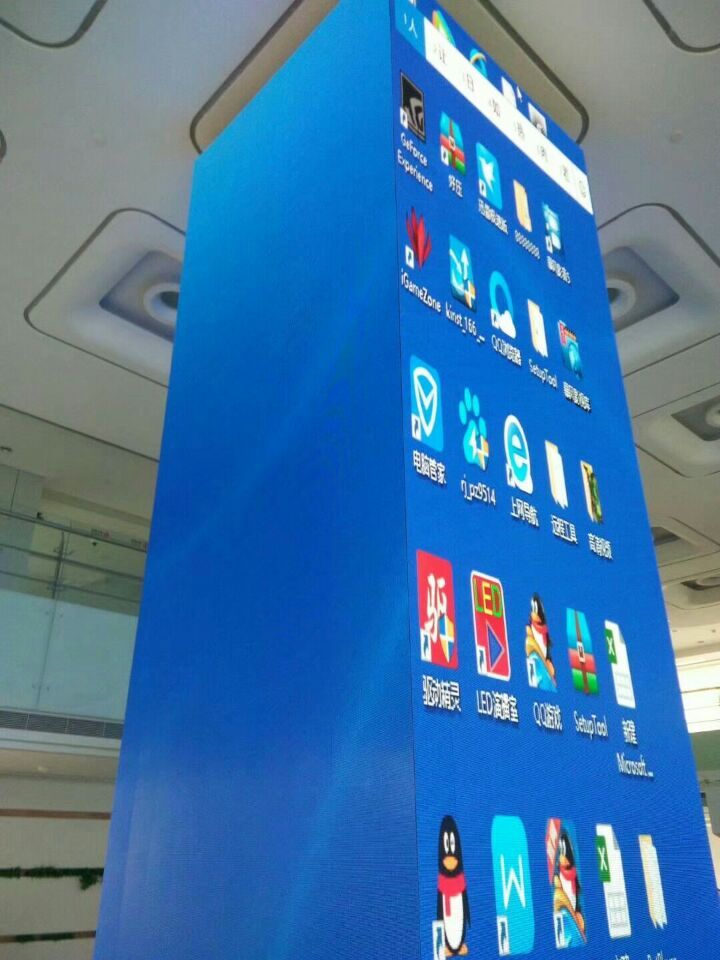 南京皇冠假日酒店室內(nèi)P4高清全彩LED方柱屏安裝完成