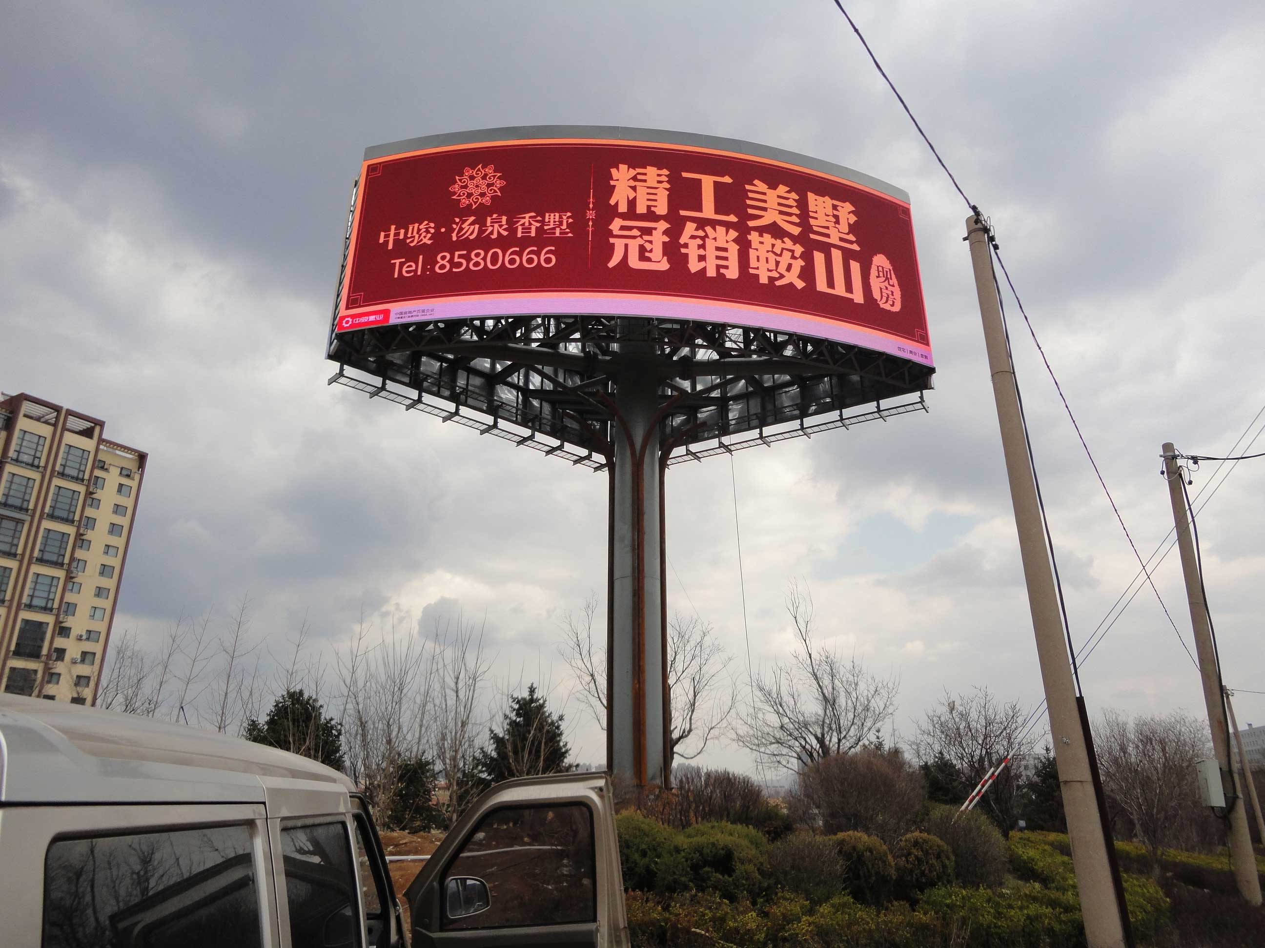 遼寧鞍山-戶外P10全彩屏--100平方